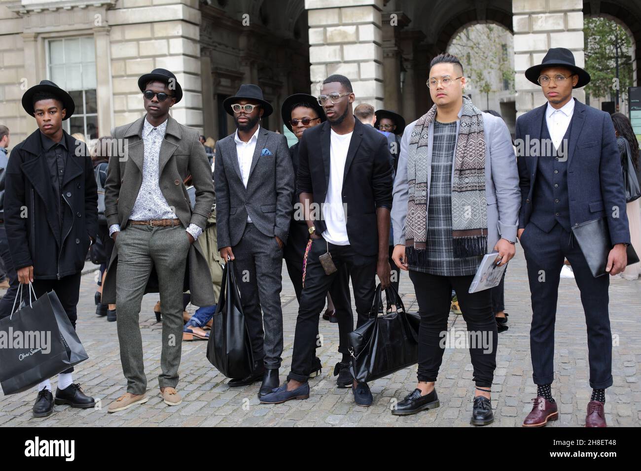 Gekleidete schwarze Modeblogger kommen zur London Fashion Week draußen im Somerset House Courtyard, London Stockfoto