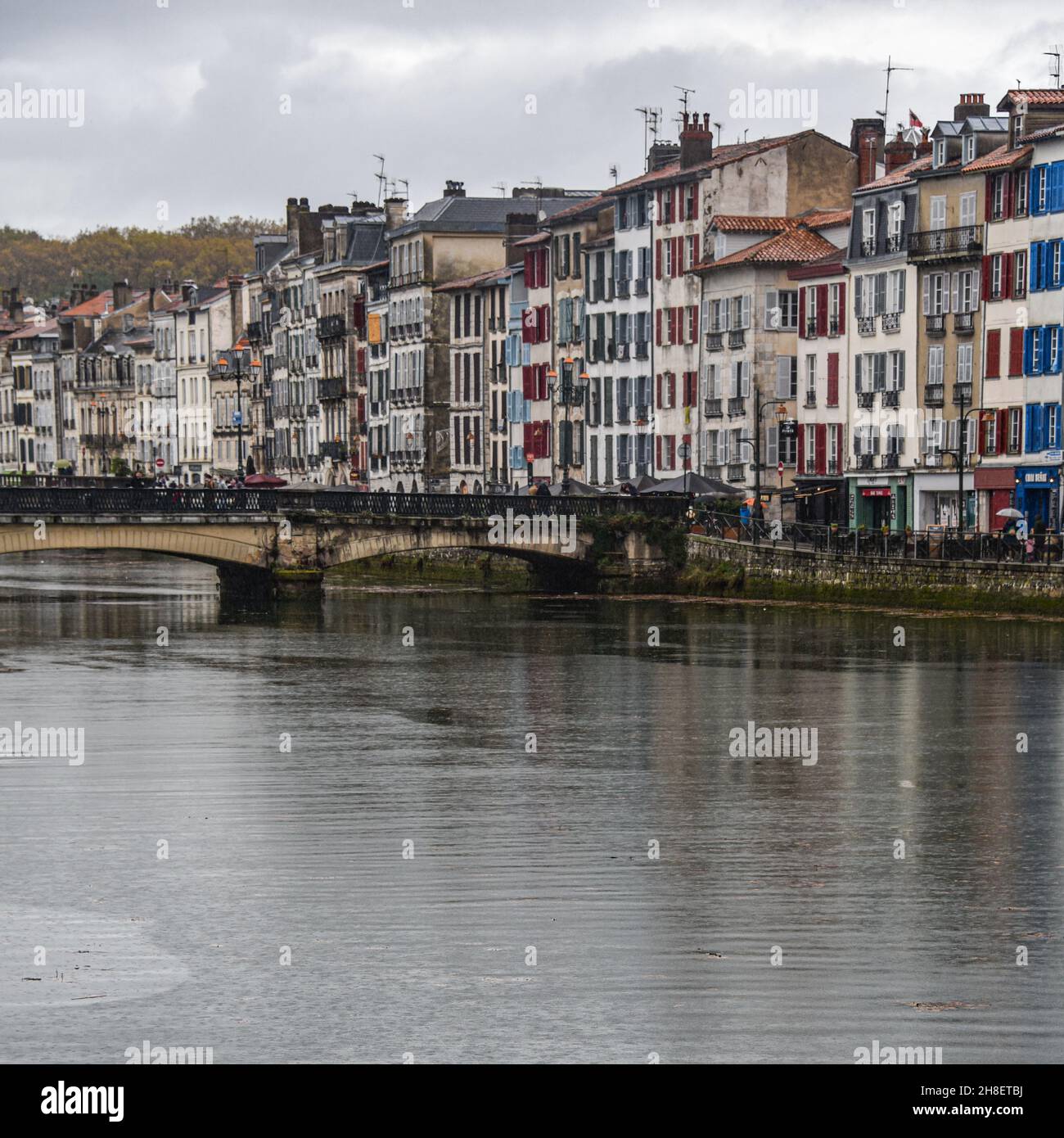 BAYONNE, FRANKREICH - 30 Okt, 2021: Alte Häuser am Fluss La Nive im Zentrum von Bayonne, Aquitanien, Frankreich Stockfoto