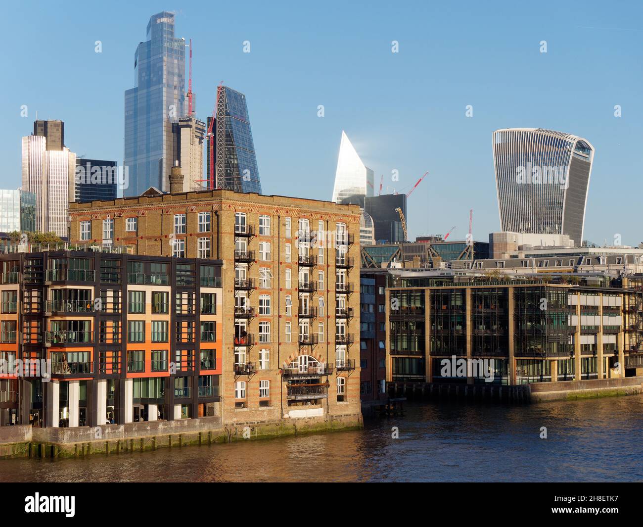 London, Greater London, England, November 23 2021: Immobilien am Nordufer der Themse mit Wolkenkratzern. Stockfoto