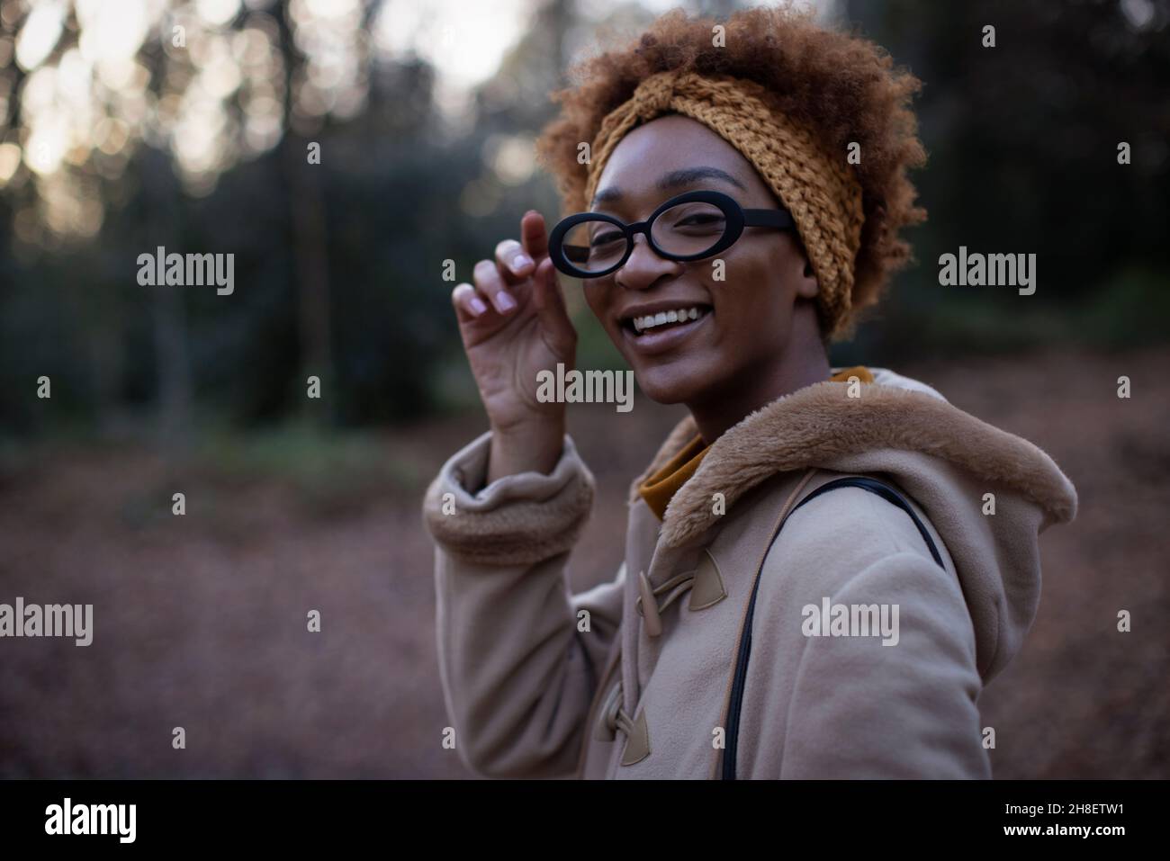 Portrait glücklich schöne junge Frau im Park Stockfoto