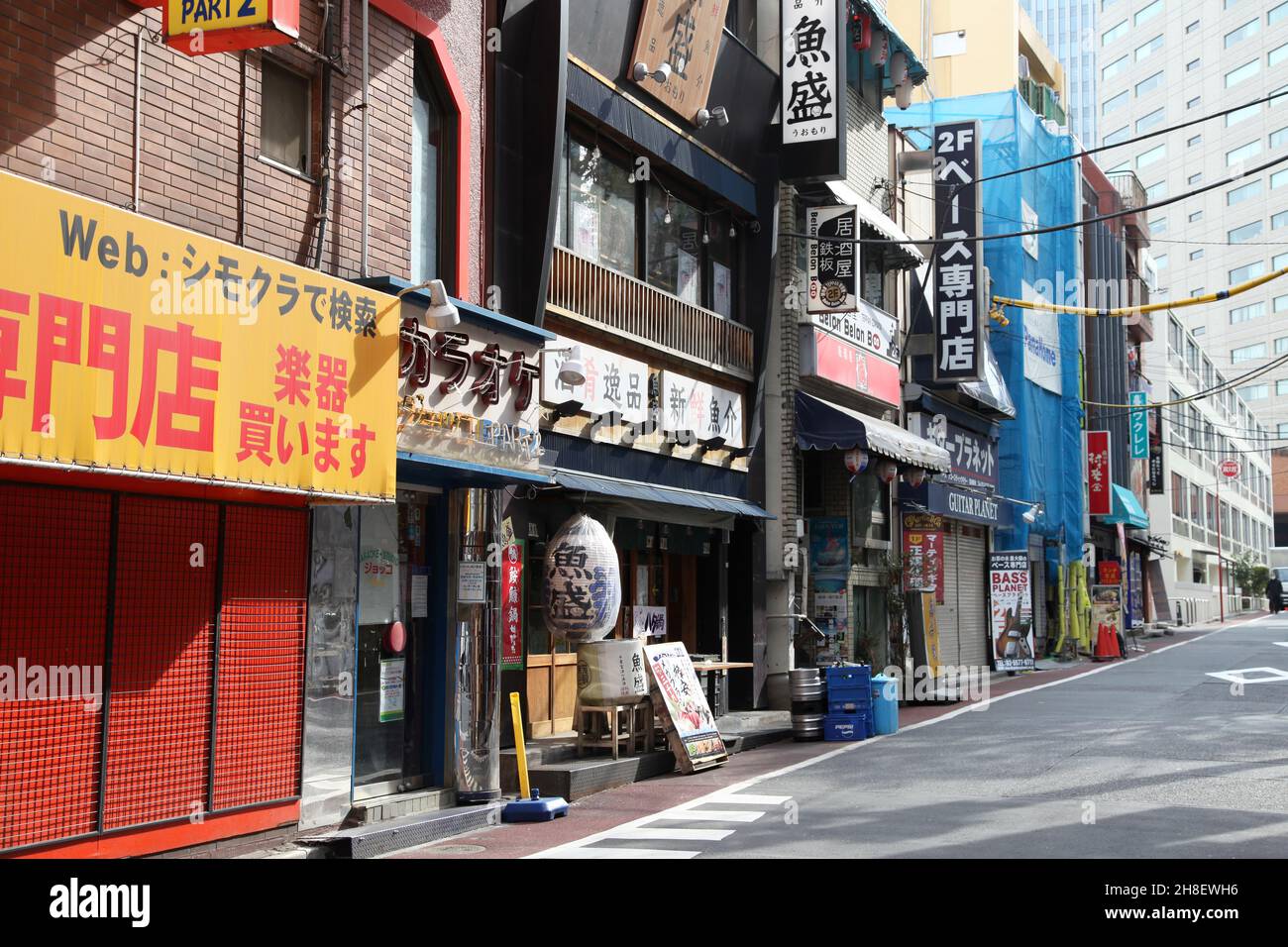 Auf beiden Seiten der Ochanomizu Street in Tokyos Chiyoda Coty befinden sich Geschäfte und Geschäfte für Gitarren und andere Musikinstrumente, die neue und gebrauchte Instrumente verkaufen. Stockfoto