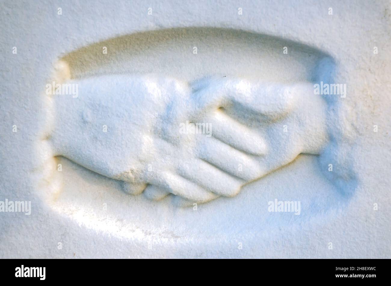 Verschlagene Hände sind auf einem Grabstein auf dem Magnolia Cemetery, 26. November 2021, in Mobile, Alabama, abgebildet. Die verschlammten Hände symbolisieren typischerweise einen Abschied. Stockfoto