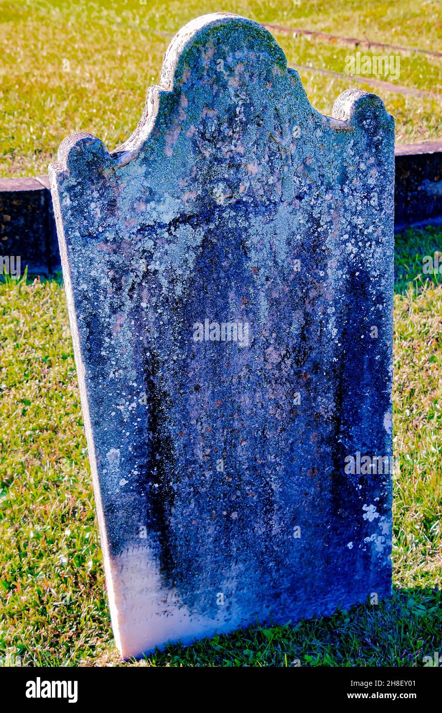 Ein traditioneller „Bettkopfstein“ ist auf dem Magnolia Cemetery, 26. November 2021, in Mobile, Alabama, abgebildet. Stockfoto