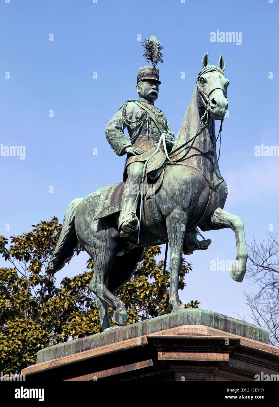 Die bronzene Reiterstatue des Prinzen Komatsu Akihito im Ueno Park, Tokio. Er war ein japanischer Karriereoffizier in der kaiserlichen japanischen Armee. Stockfoto