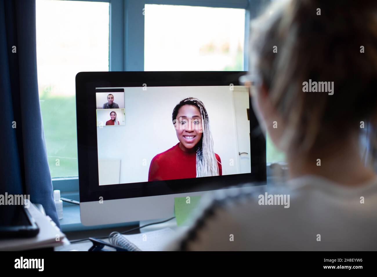 Geschäftsfrau Videokonferenzen mit Kollegen auf dem Computerbildschirm Stockfoto