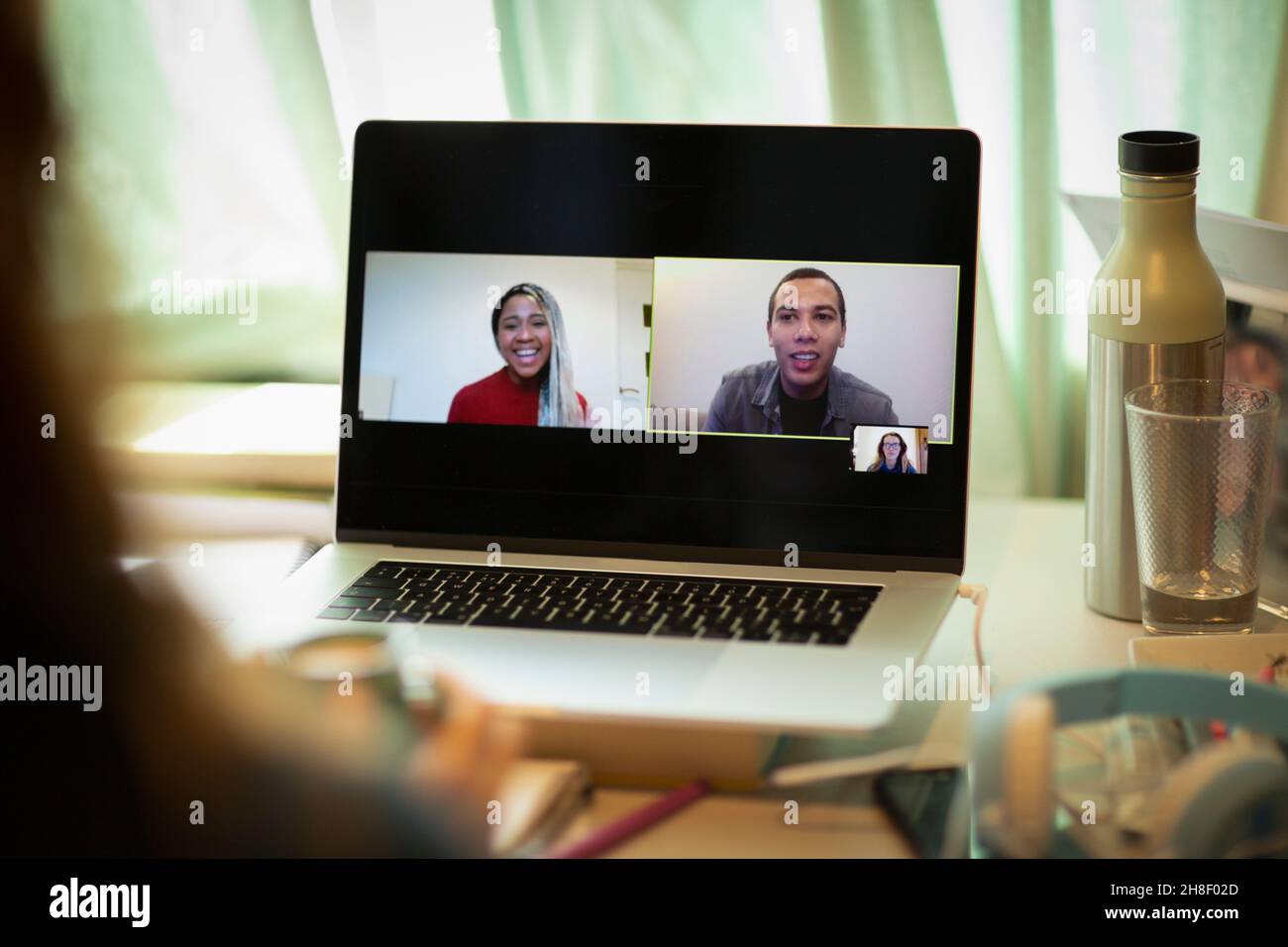 Videokonferenzen für Kollegen auf dem Laptop-Bildschirm Stockfoto