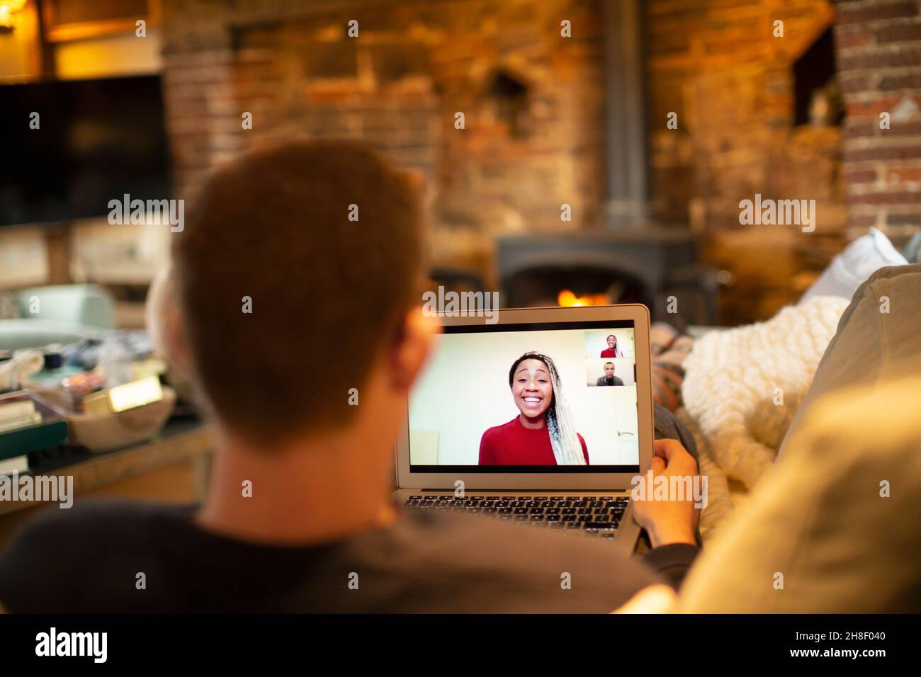Mann Videokonferenzen mit Kollegen auf Laptop im Wohnzimmer Stockfoto