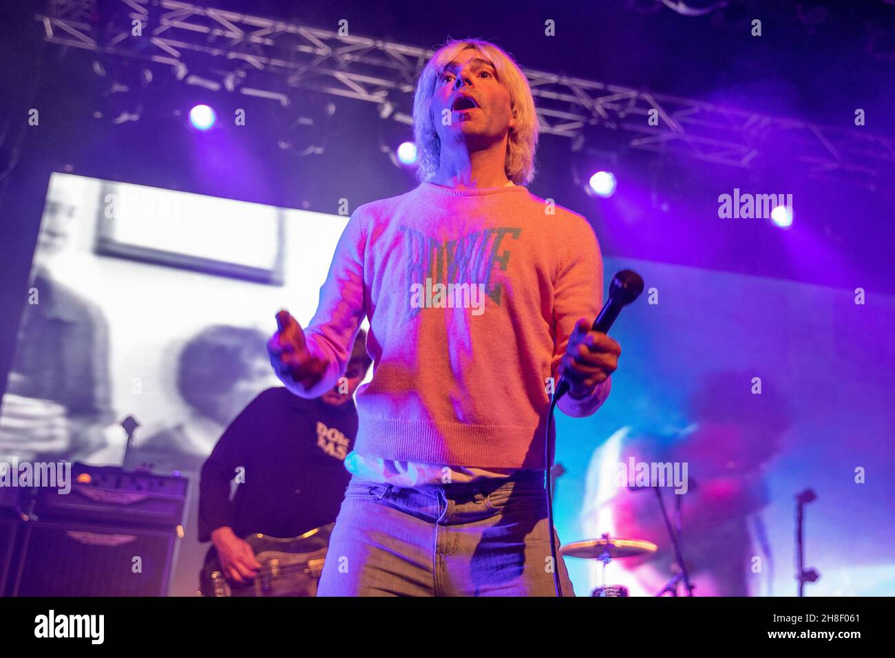 Bexhill-on-Sea, Großbritannien. 29. November 2021, Tim Burgess von den Scharlatanen spielt einen De La Warr Pavillon Credit: Jason Richardson/ Stockfoto