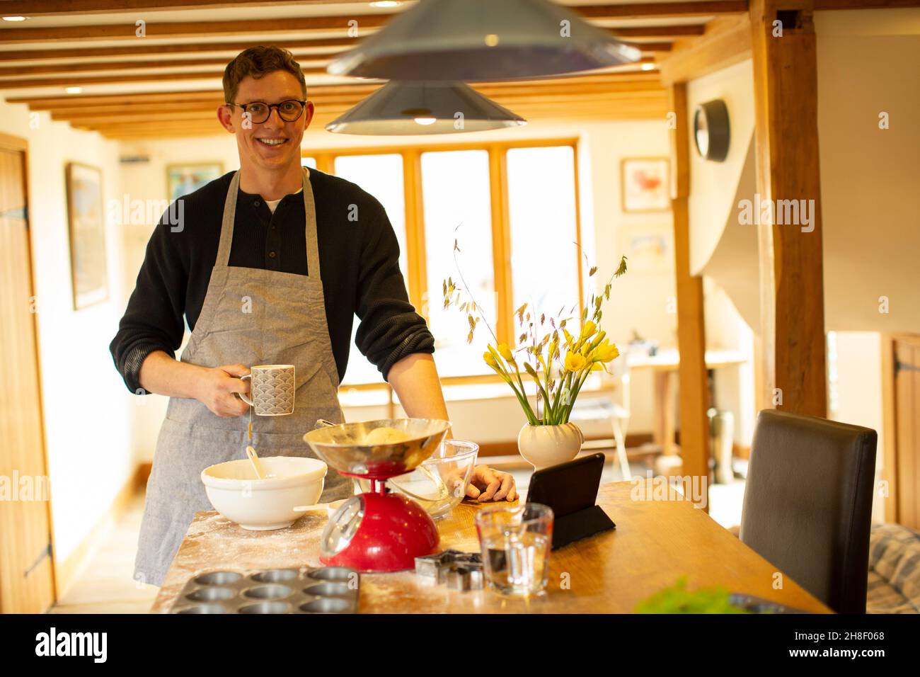 Portrait lächelnder Mann beim Backen in der Küche Stockfoto