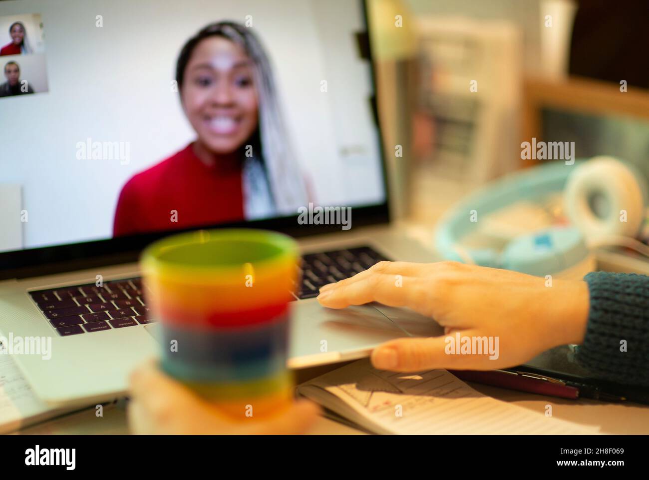 Frau chattet mit Kollegen auf dem Laptop-Bildschirm Stockfoto