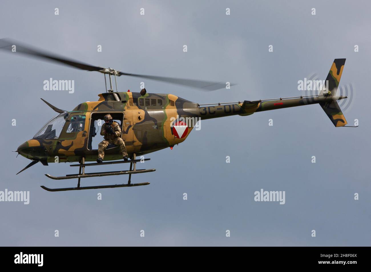 ALLENTSTEIG, ÖSTERREICH - 07. Mai 2014: Bell OH-58-Angriffshubschrauber der Österreichischen Luftwaffe mit Türbeschützer in der Luft Stockfoto