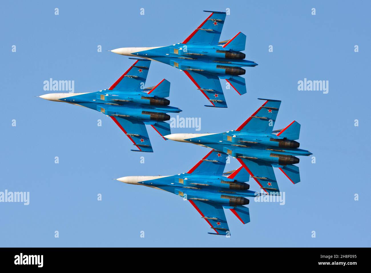 KECSKEMET, UNGARN - 10. Aug 2013: Russische Ritter militärisches Kunstflugteam mit Sukhoi SU-27 Kampfjets bei der Kecskemet Airshow in Stockfoto