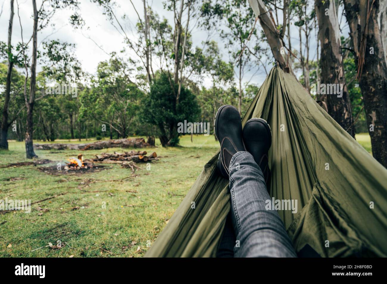 POV Mann entspannt mit den Füßen auf dem Campingplatz, Australien Stockfoto