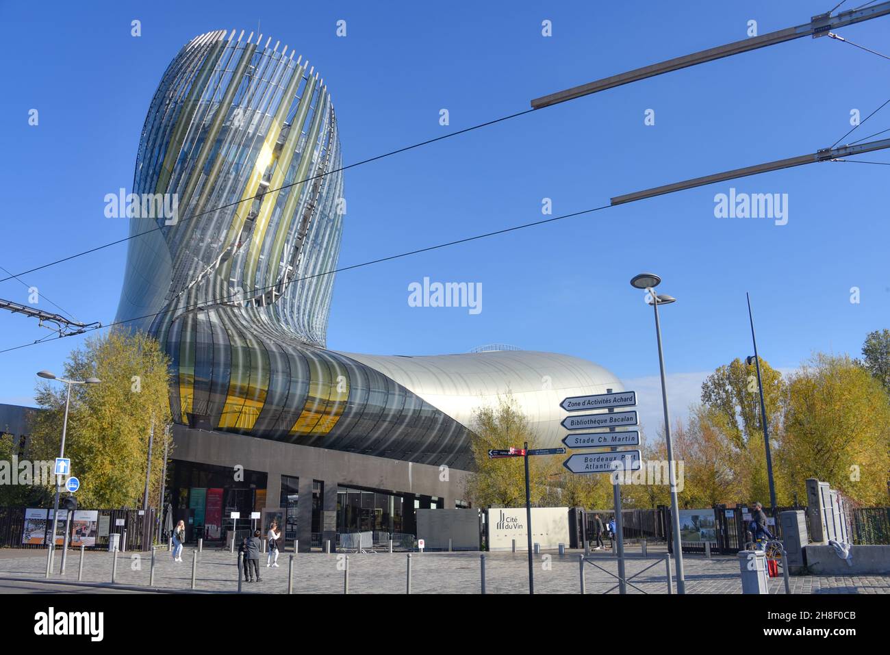 Bordeaux, Frankreich - 7 Nov, 2021: Moderne Architektur des Museums Cite du Vin in Bordeaux, Frankreich Stockfoto