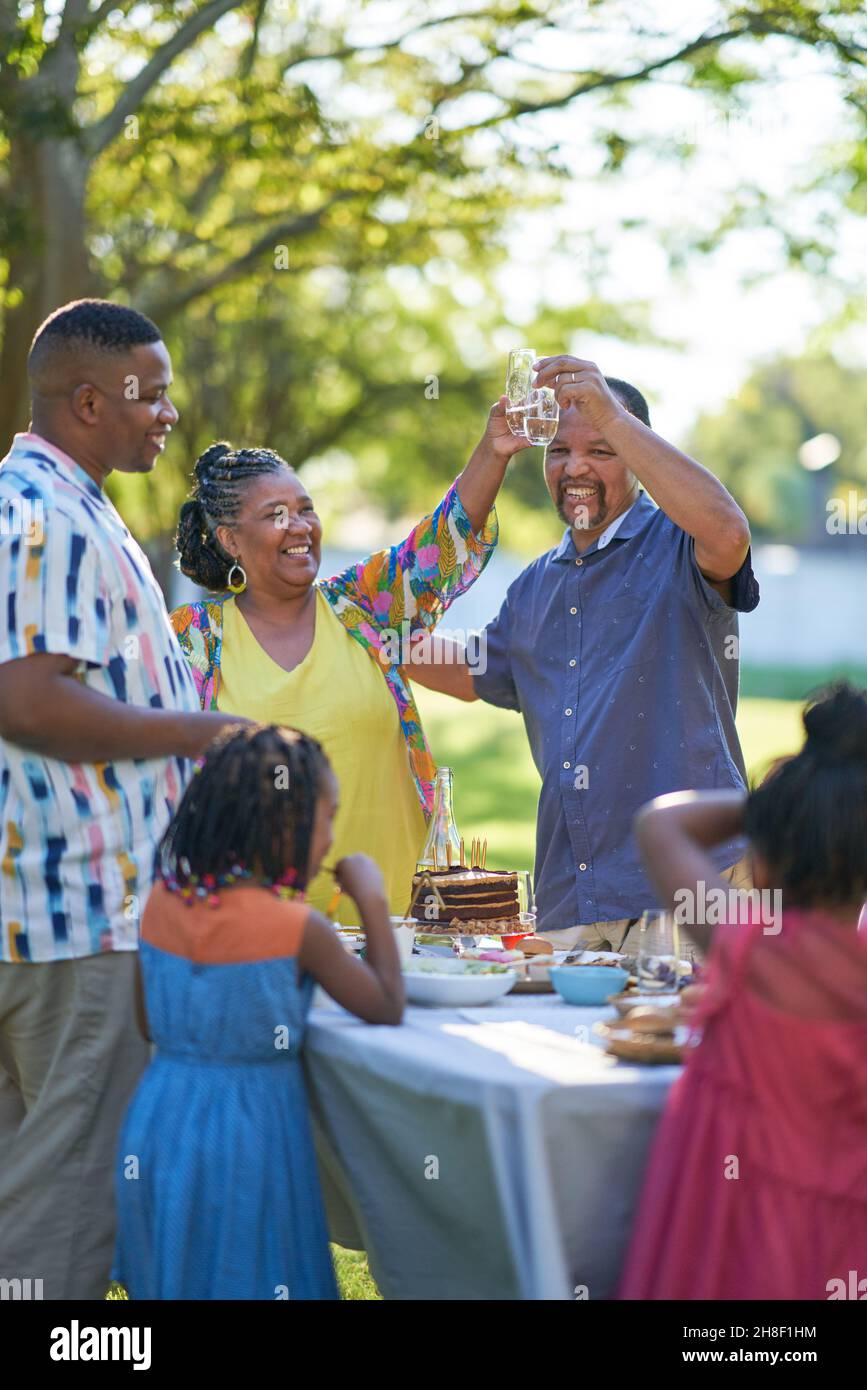 Eine glückliche Familie mit mehreren Generationen, die am Tisch auf der Terrasse Geburtstag feierte Stockfoto