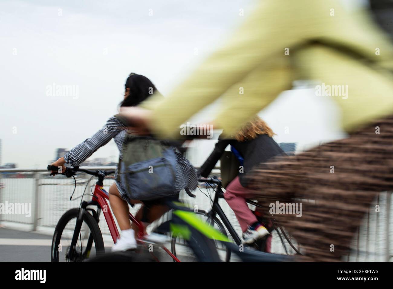 Junge Frauen rasenden auf Fahrrädern Stockfoto