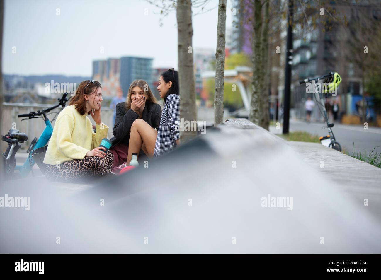 Junge Freundinnen im Gespräch in der Stadt Stockfoto