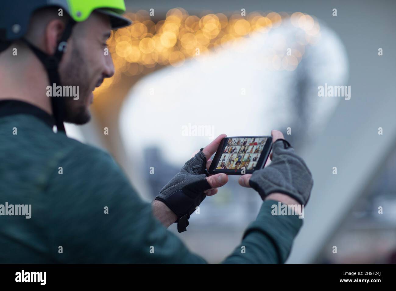 Mann Video chatten mit Freunden auf Smartphone-Bildschirm Stockfoto