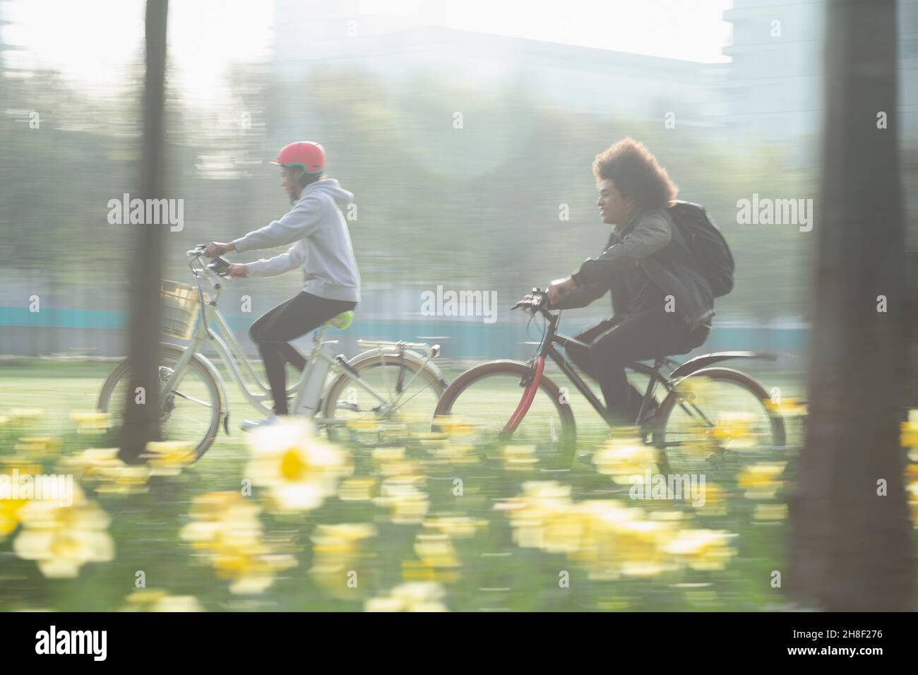 Teen Freunde reiten Fahrräder im sonnigen Frühlingspark Stockfoto