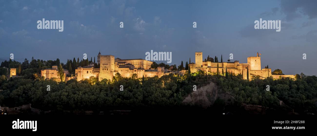 Panoramabild einer wunderschönen Landschaft des monumentalen Komplexes La Alhambra, Granada, Spanien Stockfoto