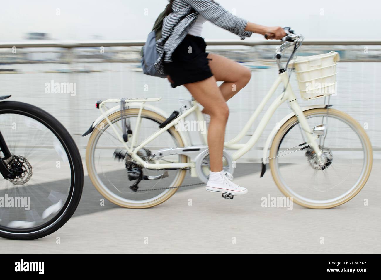 Junge Frau Reiten Fahrrad auf Brücke Stockfoto