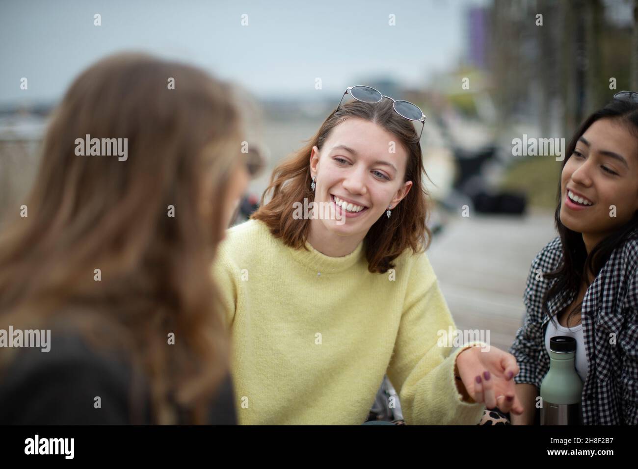 Glückliche junge Freundinnen reden Stockfoto