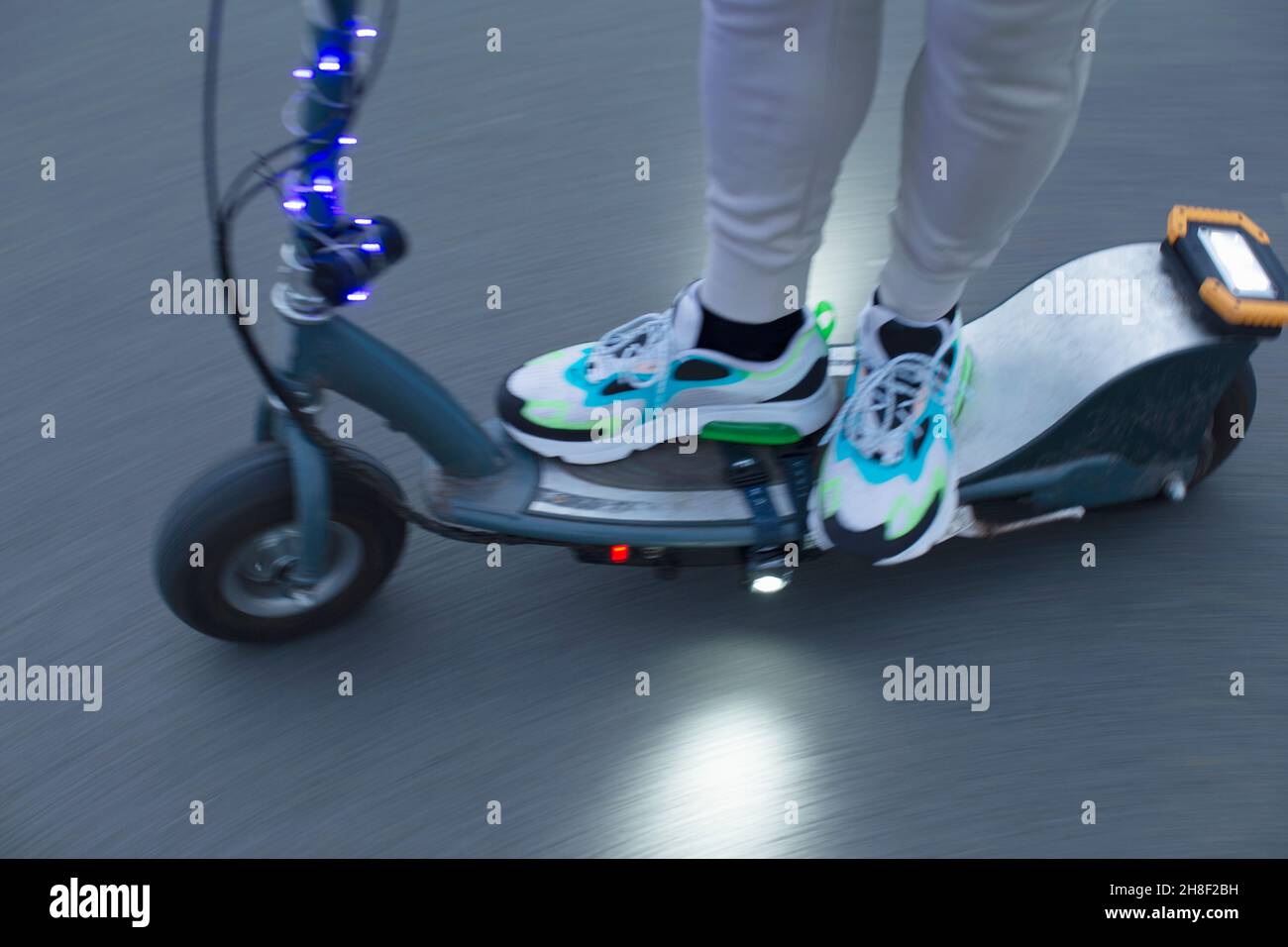 Einen elektroroller fahren -Fotos und -Bildmaterial in hoher Auflösung
