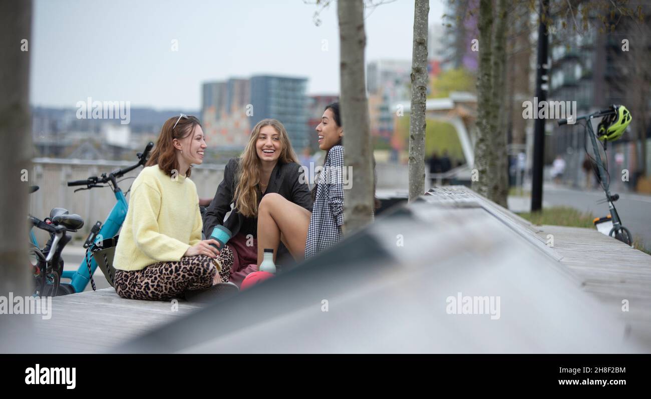 Glückliche junge Frauen im Stadtpark Stockfoto