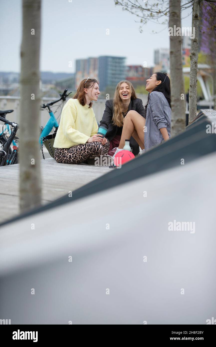 Glückliche junge Freundinnen im Stadtpark Stockfoto