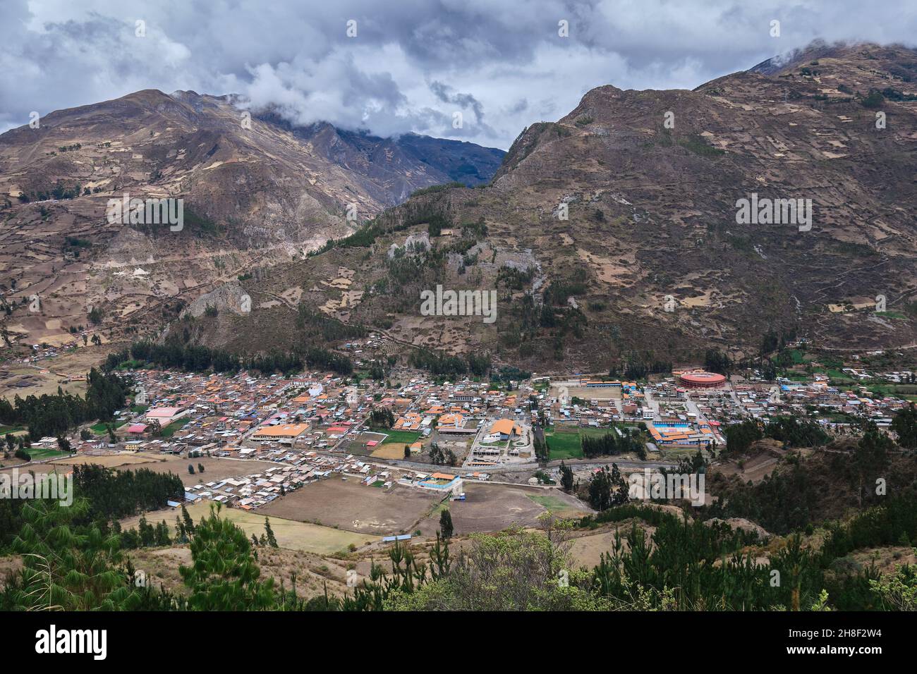 Panoramablick auf die Stadt Chavin de Huantar in der Provinz Huari im Département Ancash; Aufnahme von der Spitze der Stadt Gau Stockfoto