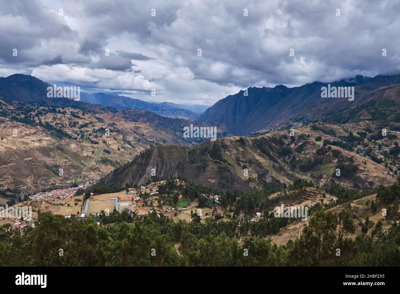 Panoramablick auf die Stadt Chavin de Huantar in der Provinz Huari im Département Ancash; Aufnahme von der Spitze der Stadt Gau Stockfoto