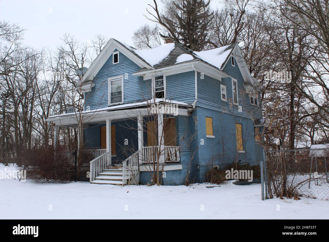 Verlassene und im Winter in Flint, Michigan, an Bord von blaugetäfelten Wänden Stockfoto