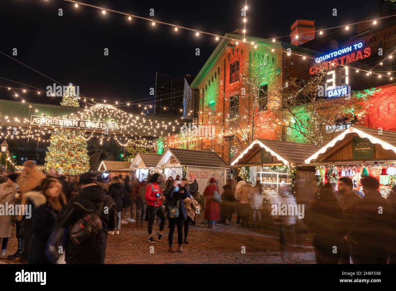 Toronto, Ontario, Kanada - November 24 2021 : The Distillery Historic District Winter Village während der Pandemie des Jahres 19. Stockfoto