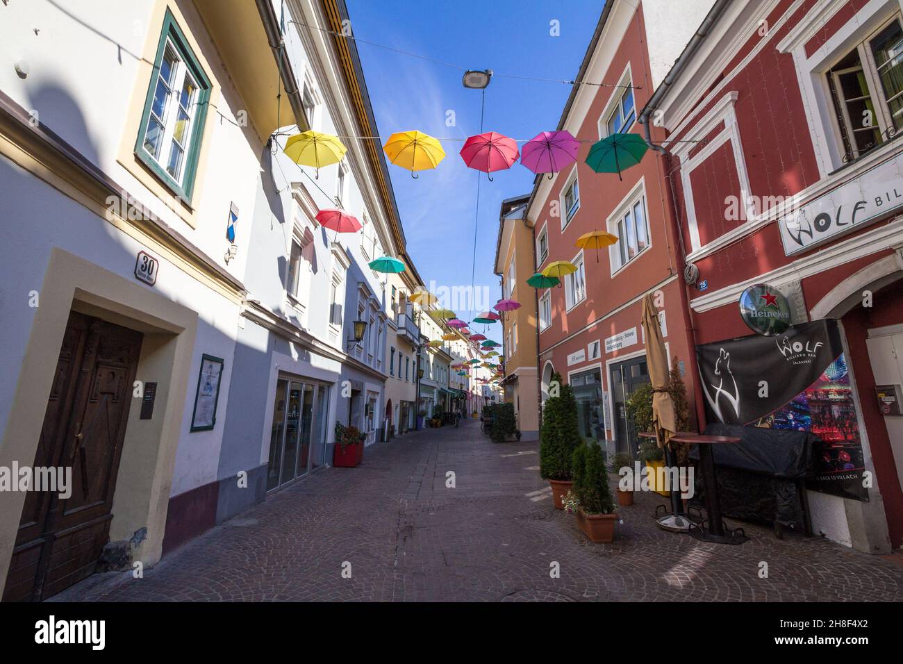 Bild der Ledergasse von Villach, Österreich, im Sommer, menschenleer, mit geschlossenen Bars und Gaststätten. Villach ist eine Stadt an der Drau Ri Stockfoto