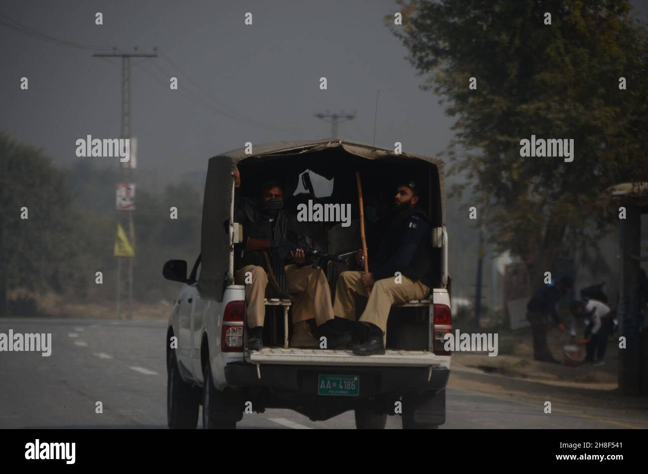 Peshawar, Pakistan. 29th. November 2021. Ein ärgerlicher Mob hat am Sonntag eine Polizeistation im Chardsada-Bezirk von Khyber-Pakhtunkhwa verwüstet und in Brand gesetzt, nachdem sich die Behörden geweigert hatten, einen Mann, der zuvor wegen angeblicher Schändung des Heiligen Quran verhaftet worden war, auszuhändigen. (Foto: Hussain Ali/Pacific Press) Quelle: Pacific Press Media Production Corp./Alamy Live News Stockfoto