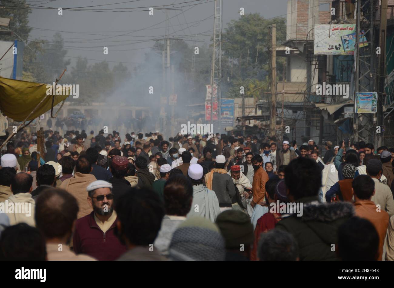 Peshawar, Pakistan. 29th. November 2021. Ein ärgerlicher Mob hat am Sonntag eine Polizeistation im Chardsada-Bezirk von Khyber-Pakhtunkhwa verwüstet und in Brand gesetzt, nachdem sich die Behörden geweigert hatten, einen Mann, der zuvor wegen angeblicher Schändung des Heiligen Quran verhaftet worden war, auszuhändigen. (Foto: Hussain Ali/Pacific Press) Quelle: Pacific Press Media Production Corp./Alamy Live News Stockfoto