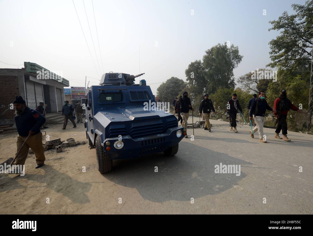 Peshawar, Pakistan. 29th. November 2021. Ein ärgerlicher Mob hat am Sonntag eine Polizeistation im Chardsada-Bezirk von Khyber-Pakhtunkhwa verwüstet und in Brand gesetzt, nachdem sich die Behörden geweigert hatten, einen Mann, der zuvor wegen angeblicher Schändung des Heiligen Quran verhaftet worden war, auszuhändigen. (Foto: Hussain Ali/Pacific Press) Quelle: Pacific Press Media Production Corp./Alamy Live News Stockfoto