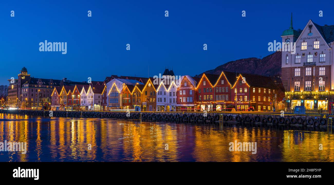 Weihnachten in Bergen, Norwegen, in Bryggen, das auf der UNESCO-Liste des Weltkulturerbes steht. Stockfoto