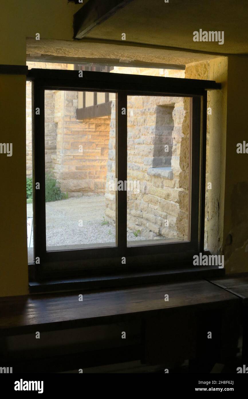 Hillside Home School Inneneinrichtung. Speisesaal. Licht und Zimmer Architektur und Dekor von Frank Lloyd Wright. FLW mochte Fensterrahmen bei Th nicht Stockfoto