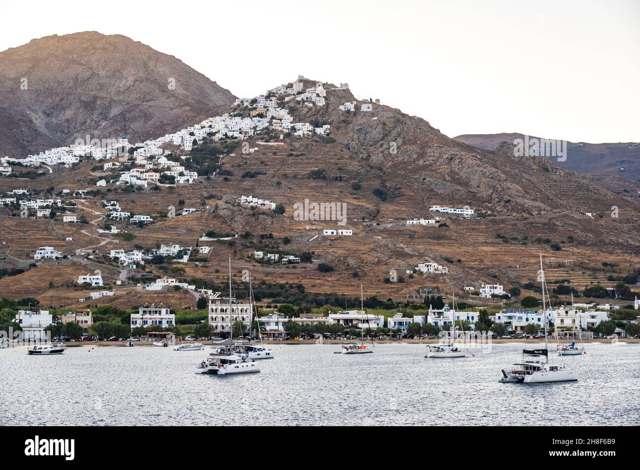 Fährhafen auf der griechischen Insel Serifos Stockfoto