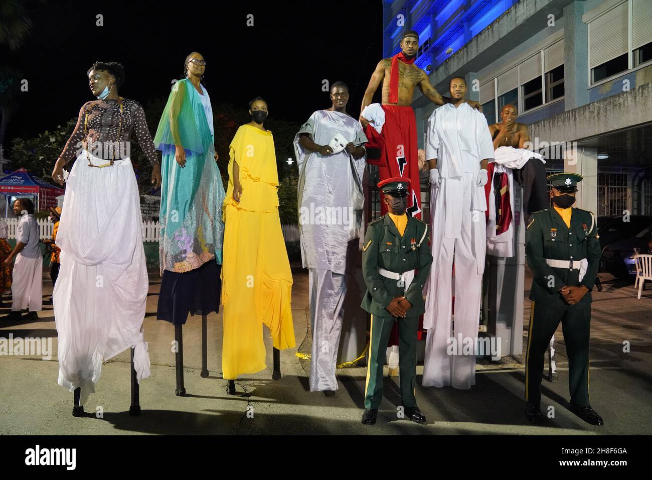 Tänzer und Mitglieder des barbadischen Militärs versammeln sich am Heroes Square in Bridgetown, Barbados, zur Einweihungszeremonie des Präsidenten, bei der der Standard der Königin um Mitternacht gesenkt wird. Bilddatum: Montag, 29. November 2021. Stockfoto
