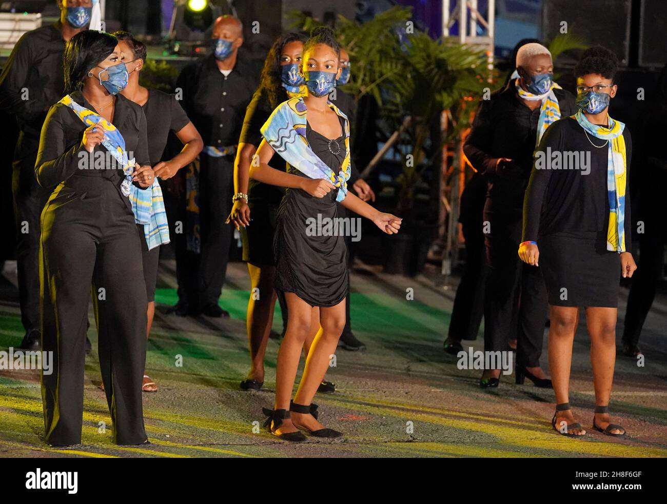 Tänzer treten auf dem Heroes Square in Bridgetown, Barbados, vor der Zeremonie zur Einweihung des Präsidenten auf, bei der der Standard der Königin um Mitternacht gesenkt wird. Bilddatum: Montag, 29. November 2021. Stockfoto