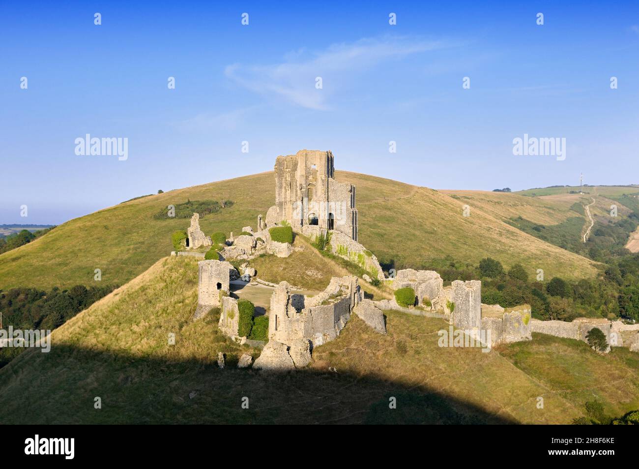 Die dramatischen Ruinen von Corfe Castle, Isle of Purbeck, Dorset, England, Großbritannien, aus dem 11th. Jahrhundert Stockfoto