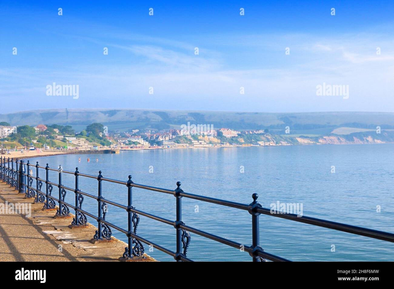 Ein Blick auf die Swanage Bay und die Stadt von der Promenade an einem sonnigen Morgen im Spätsommer, Isle of Purbeck, Dorset, England, Großbritannien Stockfoto