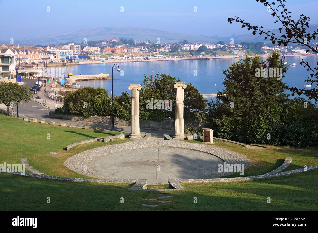 Blick von den Prince Albert Gardens mit seinem imitierten römischen Amphitheater mit Blick auf die Stadt und die Küste von Swanage, Isle of Purbeck, Dorset, England, Großbritannien Stockfoto