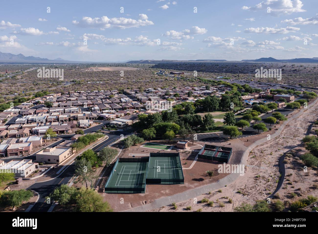 Luftaufnahme der Tennisplätze im südlichen Arizona-Viertel. Stockfoto