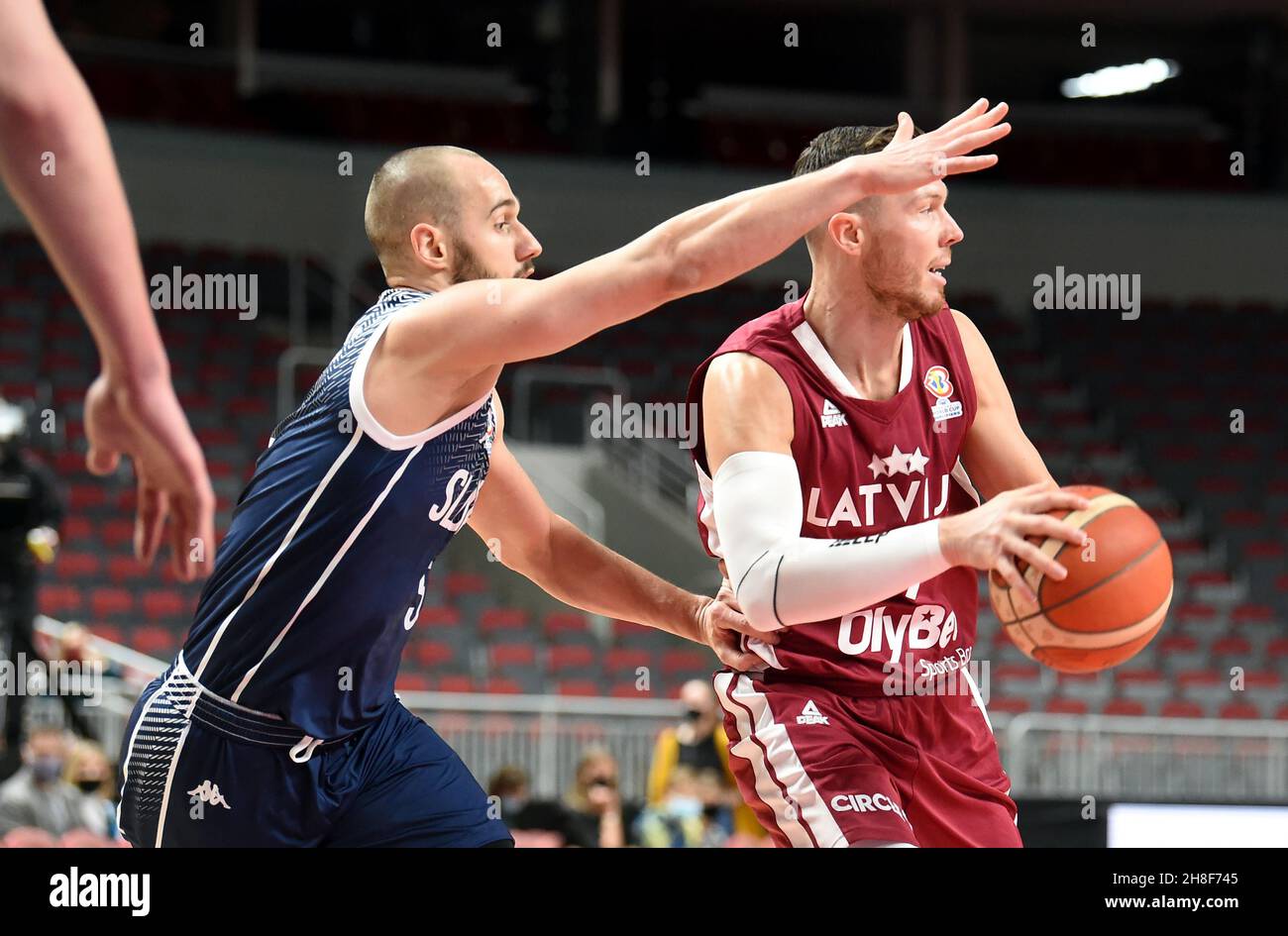 Riga, Lettland. 29th. November 2021. Dairis Bertans (R) aus Lettland versucht beim Qualifikationsspiel der FIBA EuroBasket 2023 zwischen Lettland und der Slowakei in Riga, Lettland, am 29. November 2021, den Ball zu überholen. Quelle: Edijs Palens/Xinhua/Alamy Live News Stockfoto