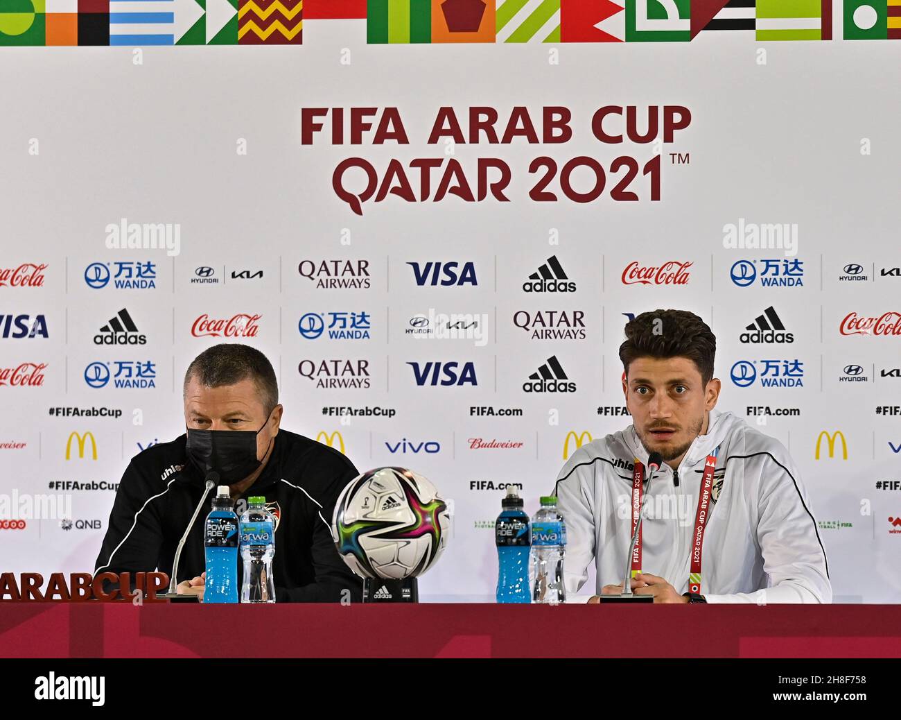 Doha, Katar. 29th. November 2021. Cheftrainer Valeriu Tita (L) und Spieler Thaer Krouma aus Syrien nehmen an der Pressekonferenz vor dem Spiel der Gruppe B zwischen den Vereinigten Arabischen Emiraten und Syrien beim FIFA Arab Cup 2021 in Doha, der Hauptstadt von Katar, am 29. November 2021 Teil. Kredit: Nikku/Xinhua/Alamy Live Nachrichten Stockfoto