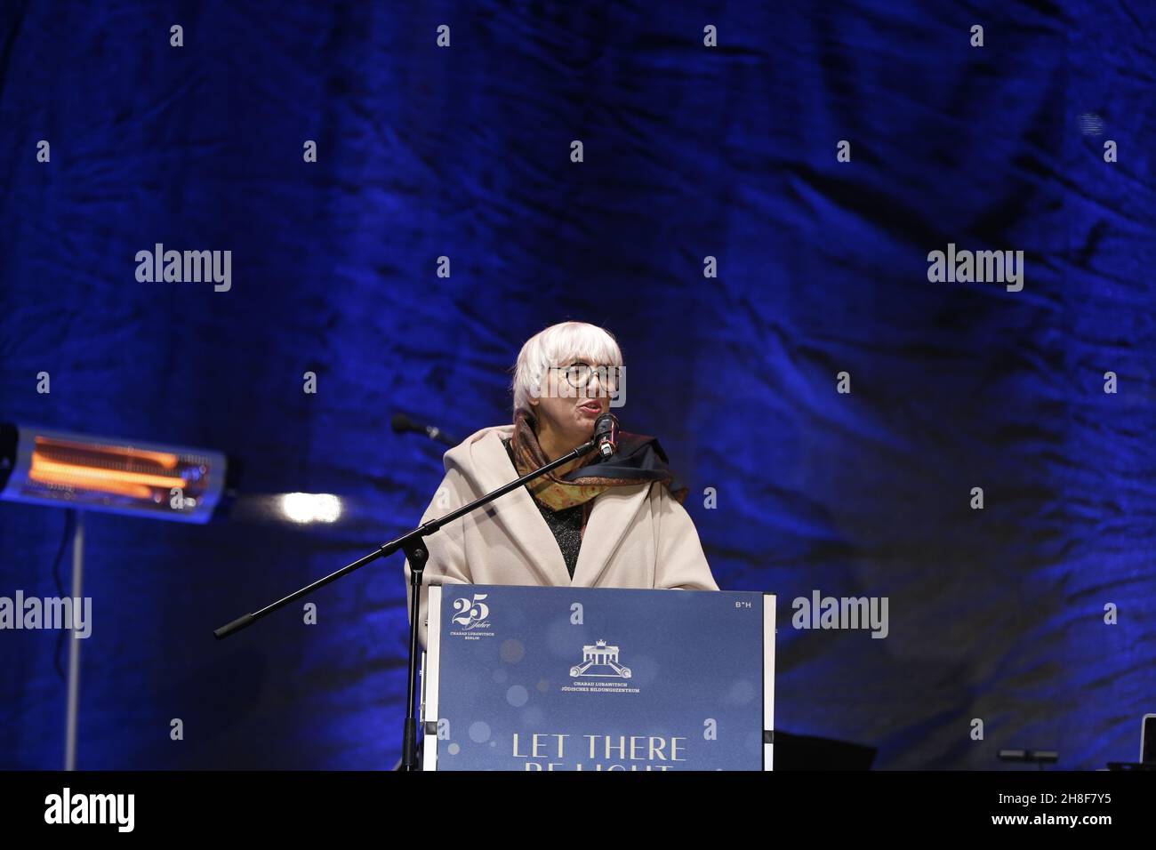 Berlin, Deutschland. 28th. November 2021. Berlin: Claudia Roth, Alliance 90/Greens on Stage (Foto: Simone Kuhlmey/Pacific Press) Quelle: Pacific Press Media Production Corp./Alamy Live News Stockfoto