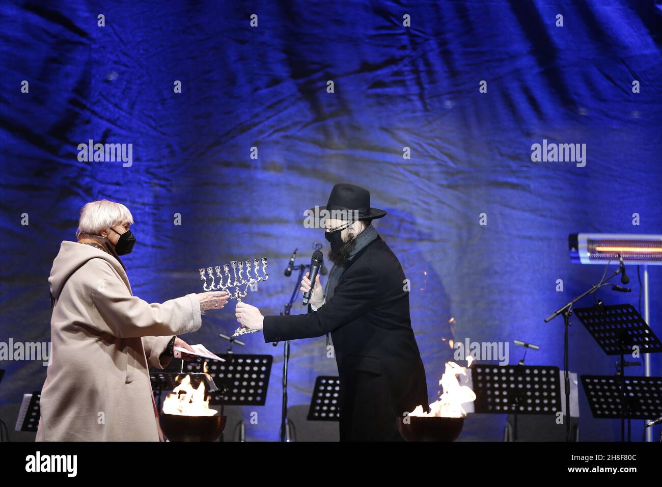 Berlin, Deutschland. 28th. November 2021. Berlin: Claudia Roth, Alliance 90/Greens auf der Bühne und die Vorsitzende des Chabad Jewish Education Center und Rabbiner der jüdischen Gemeinde in Berlin, Rabbi Yehuda Teichtal (Foto: Simone Kuhlmey/Pacific Press) Quelle: Pacific Press Media Production Corp./Alamy Live News Stockfoto